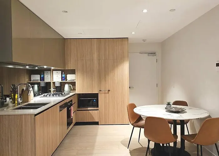 Walk To Shopping & University Premium Apartment