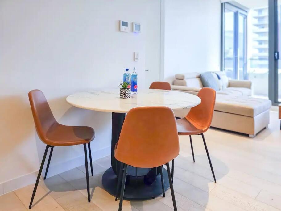 Walk To Shopping & Premium Apartment