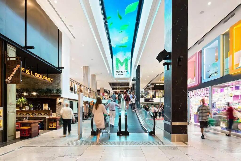 Walk To Shopping & Premium Apartment